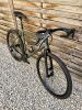 SB4 acélváz, karbon villa, Shimano GRX 1x11s gravel kerékpár - 53 cm (oliva)